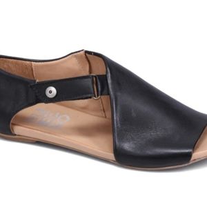 Bueno Shoes kale leather sandal black